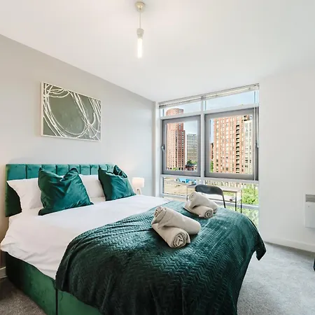 Stylish Canal Views Sleeps 8 - Location Apartment