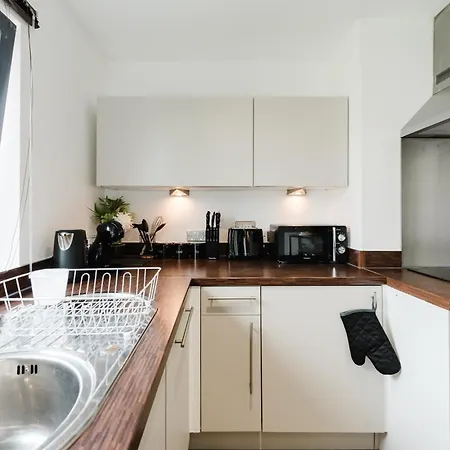 Stylish Canal Views Sleeps 8 - Location Apartment Leeds (West Yorkshire)