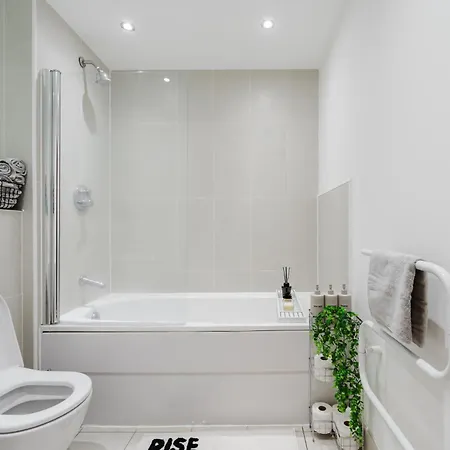 Apartment Stylish Canal Views Sleeps 8 - Location Leeds (West Yorkshire)