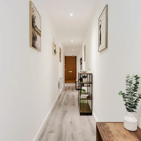 Stylish Canal Views Sleeps 8 - Location Leeds (West Yorkshire)