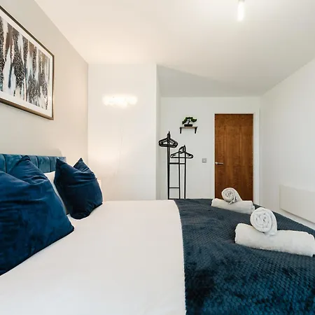 Stylish Canal Views Sleeps 8 - Location Apartment Leeds (West Yorkshire)