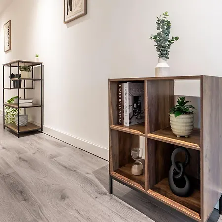 Stylish Canal Views Sleeps 8 - Location Apartment